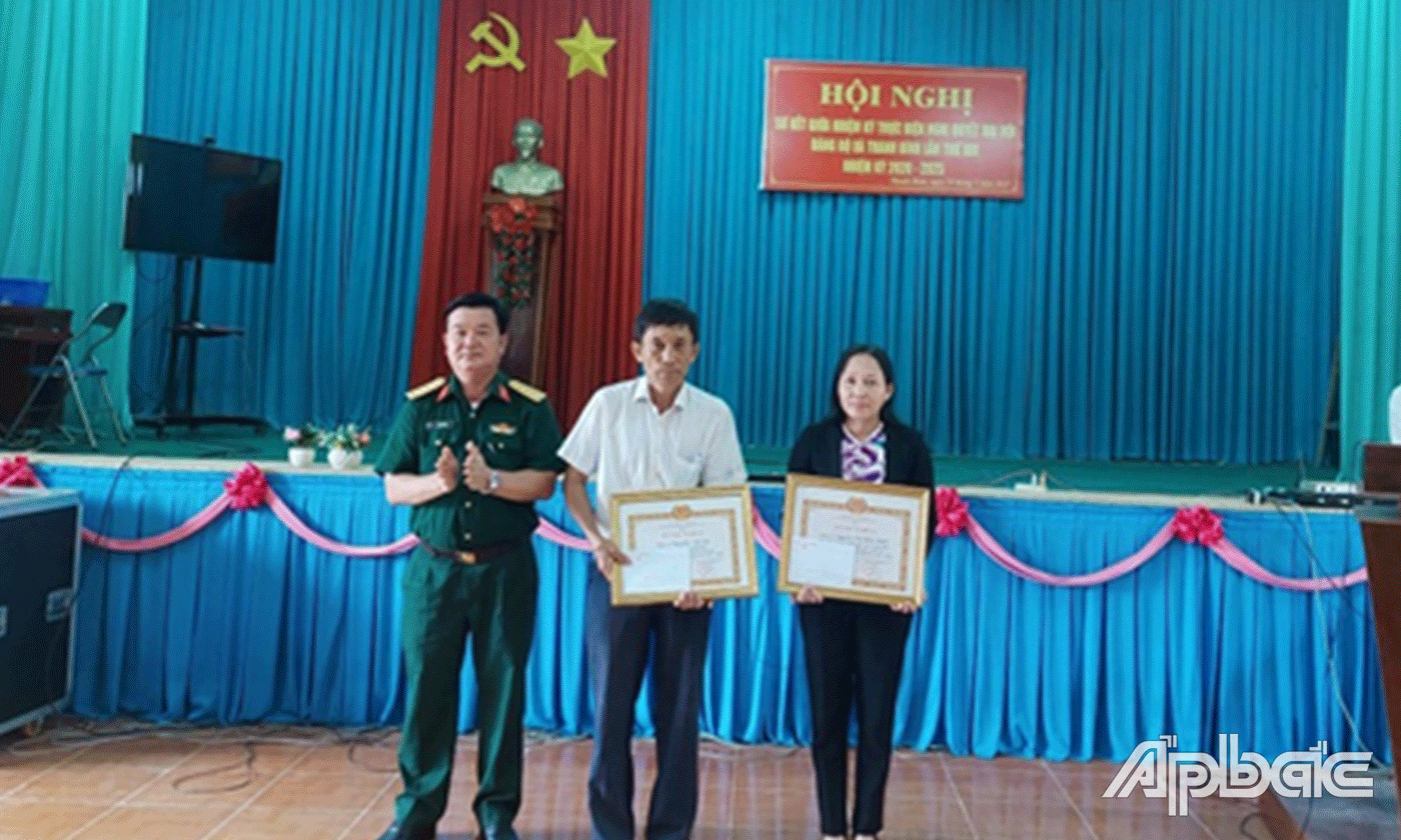 Ông On nhận giấy khen của Ban Thường vụ Tỉnh ủy 5 năm liền đạt thành tích Đảng viên xuất sắc.