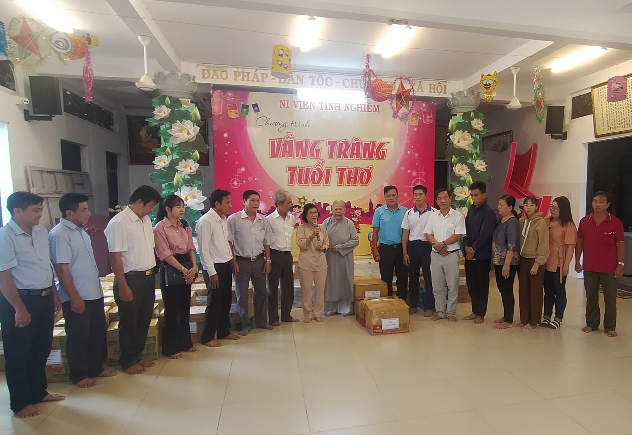 Ni Viện Tịnh Nghiêm tại  TP. Mỹ Tho  trao  tặng  trên 5.000  phần bánh Trung thu cho các em thiếu nhi. 