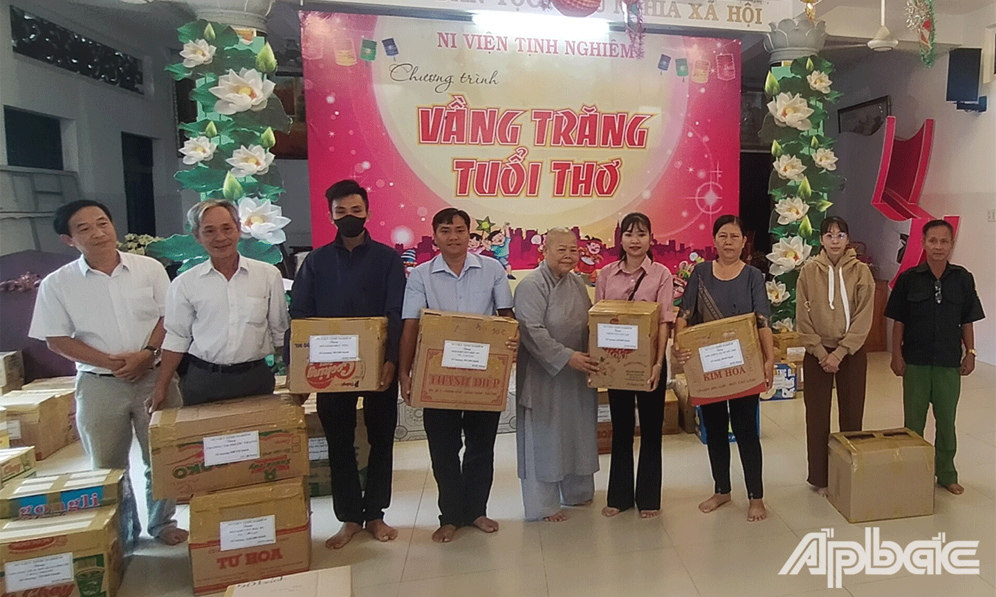 đại diện các trưởng mẫu giáo, trường phổ thông và các đoàn thể đến nhận hộ  các phần quà