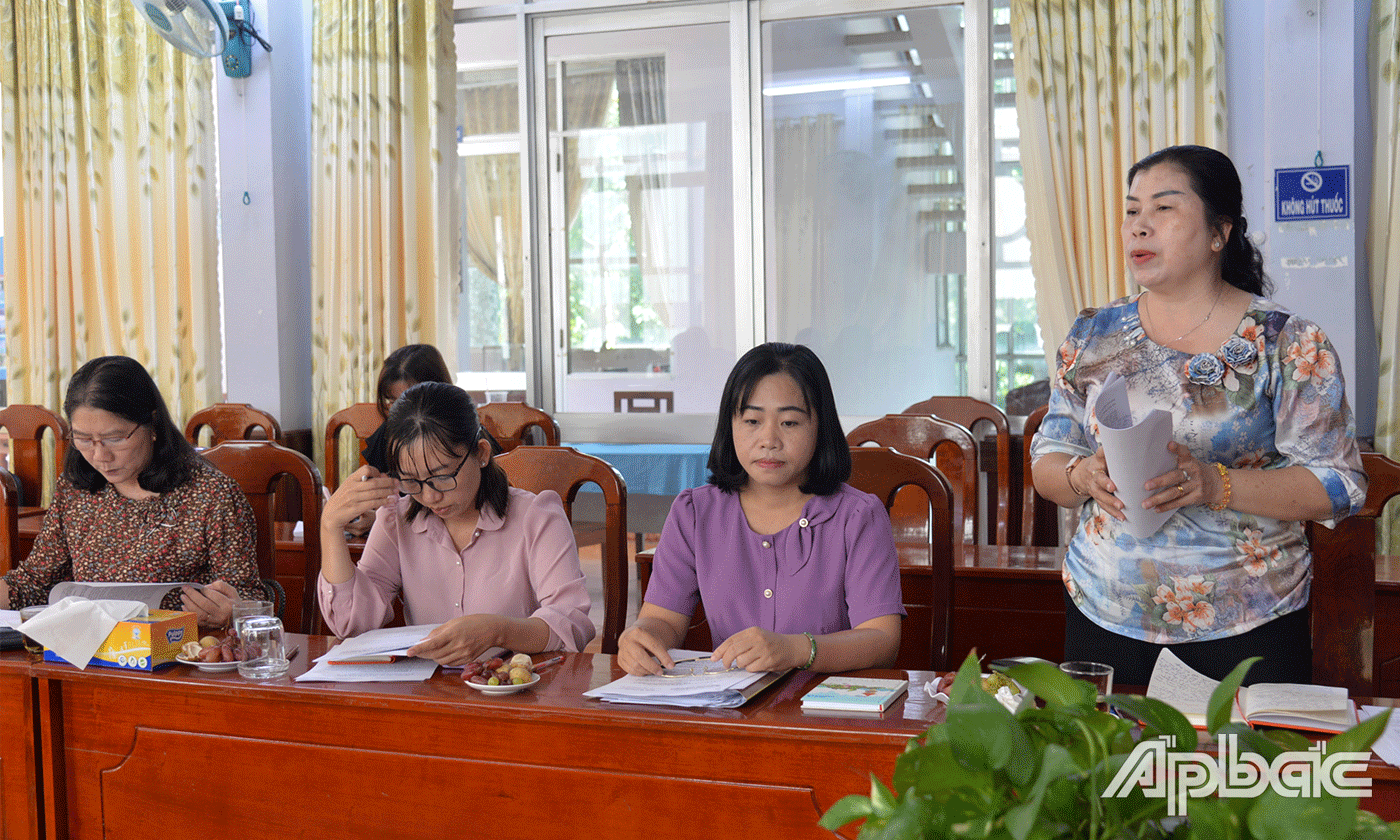 Đại biểu đóng góp ý kiến.