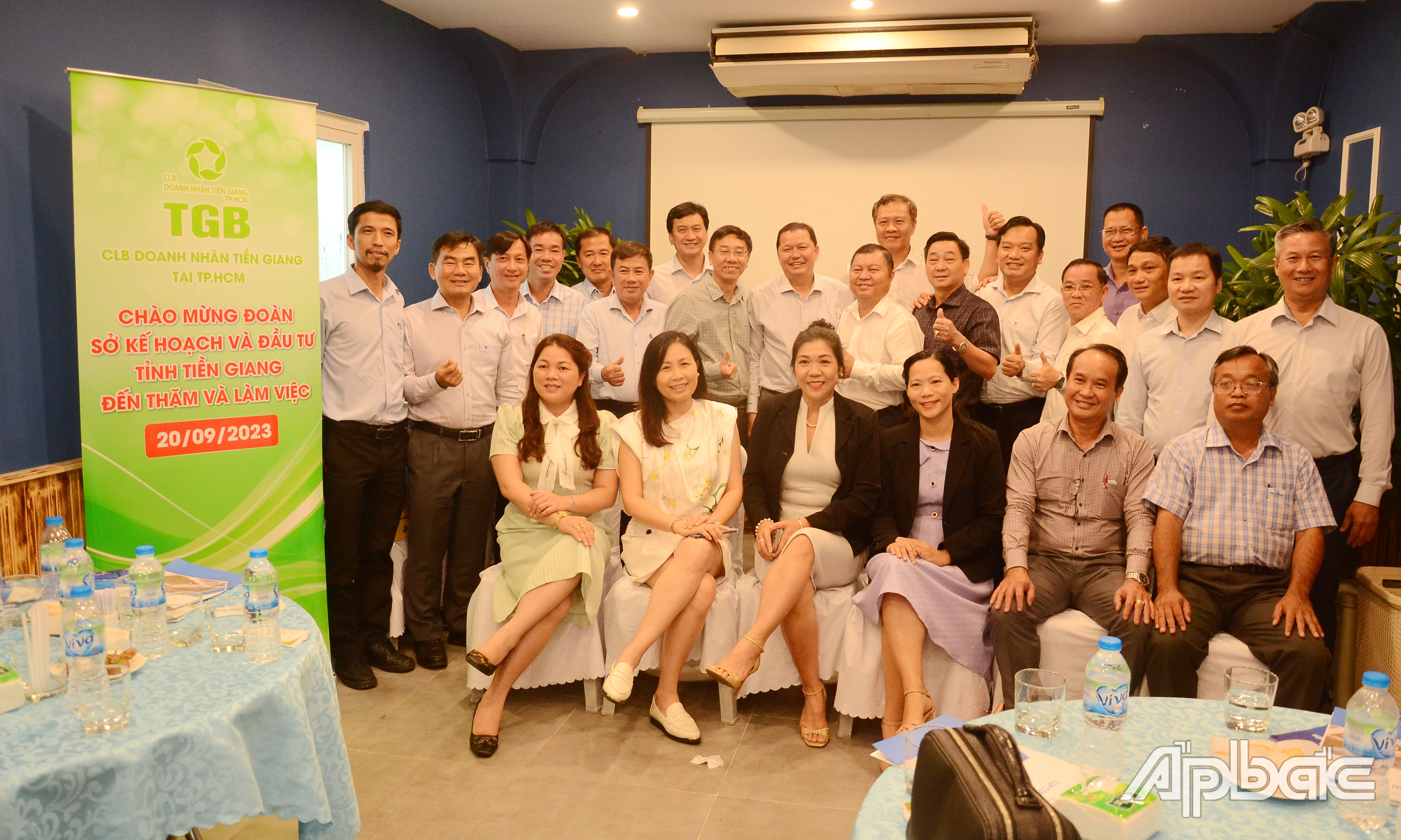 Lãnh đạo các sở, ngành và DN chụp ảnh lưu niệm.