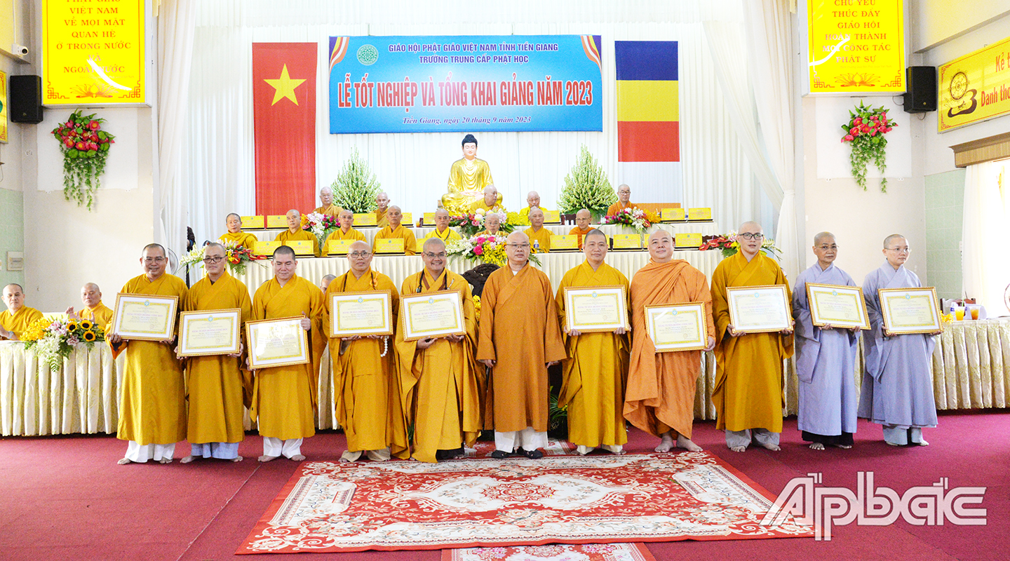 Ban giám hiệu và giáo thụ Trường Trung cấp Phật học Tiền Giang đón nhận Bằng tuyên dương công đức của Giáo hội Phật giáo Việt Nam
