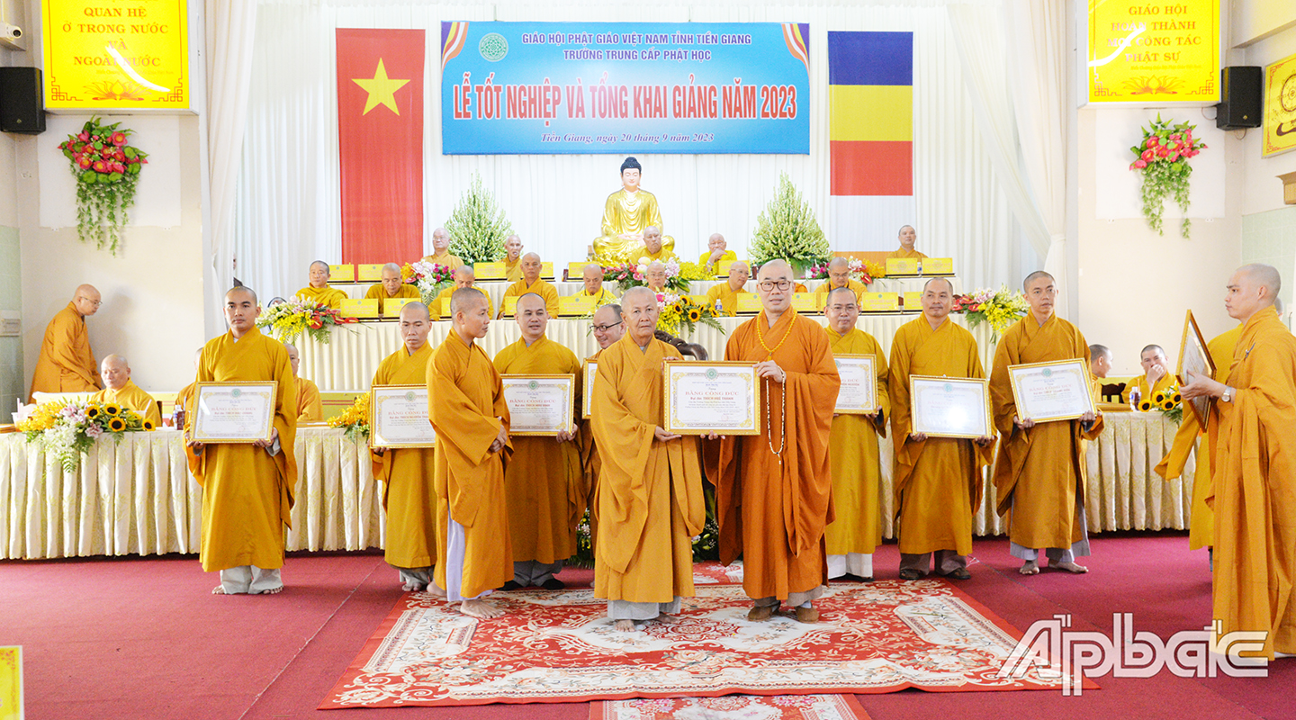 Thượng tọa Thích Quảng Lộc, Trưởng Ban Trị sự Phật giáo tỉnh trao Bằng tuyên dương công đức của Ban Trị sự Phật Giáo tỉnh cho các Giáo thụ của Trường Trung cấp Phật học