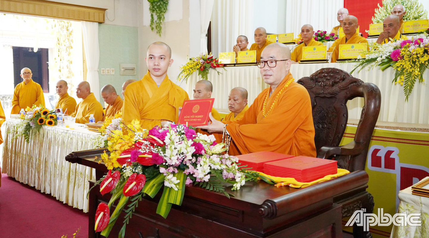 Thượng tọa Thích Quảng Lộc, Trưởng Ban Trị sự Phật giáo Việt Nam tỉnh Tiền Giang trao bằng tốt nghiệp cho tăng sinhược tấn phong giáo phẩm