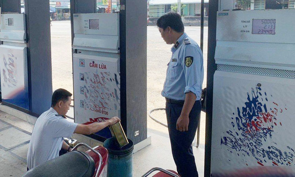Lực lượng QLTT kiểm tra một cửa hàng xăng, dầu tại TX. Gò Công.