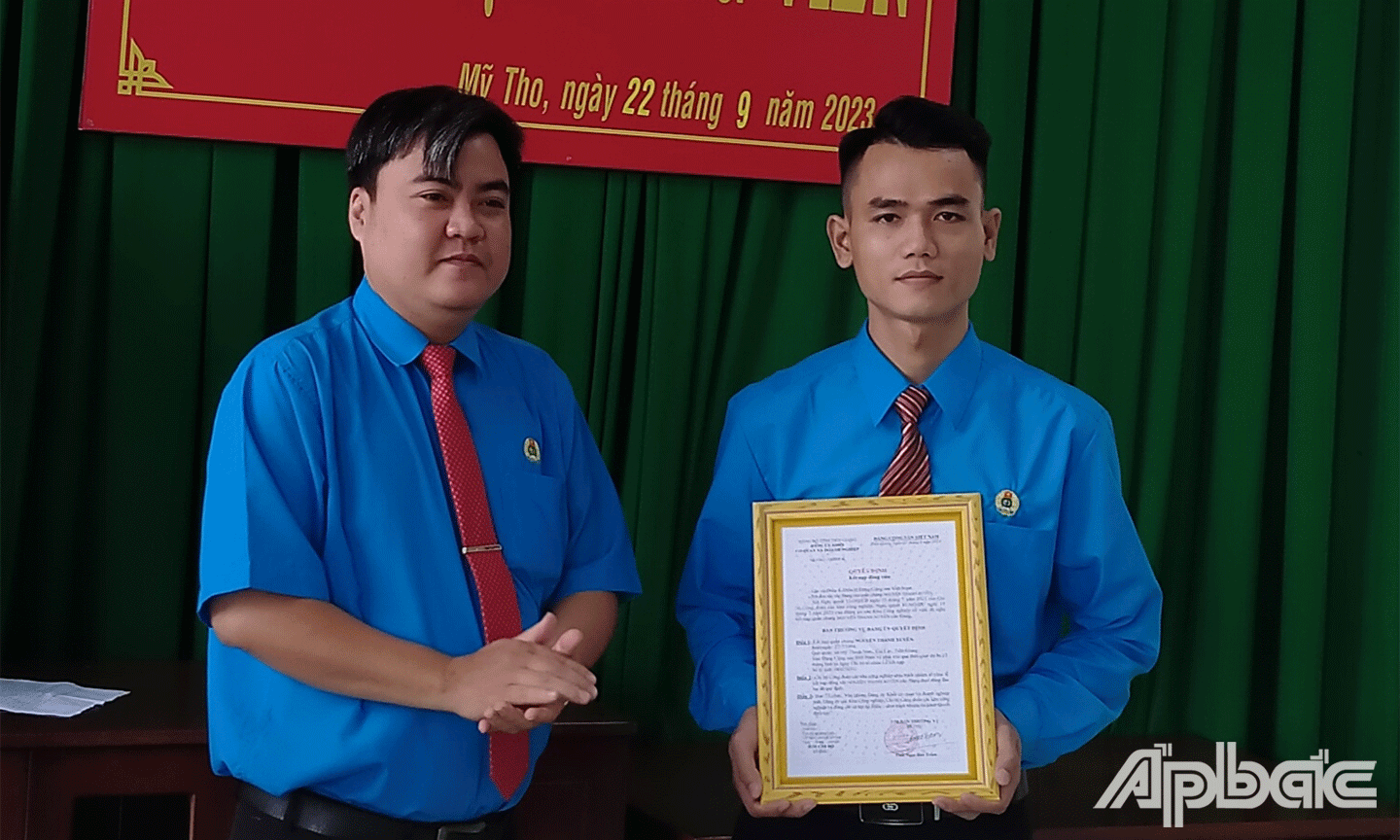 Chủ tịch Công đoàn Các khu công nghiệp tỉnh Tiền Giang trao Quyết định kết nạp đảng viên cho các 
