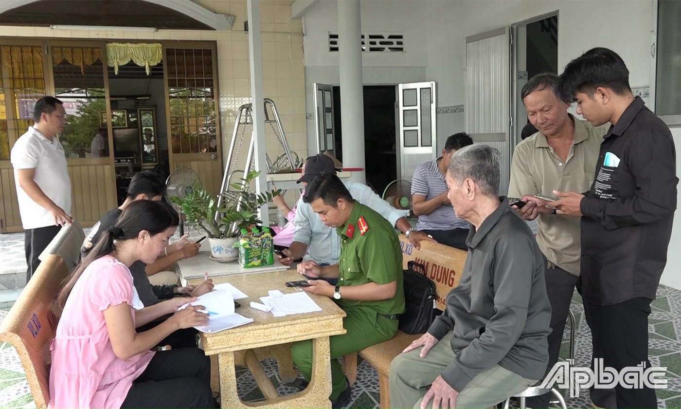 Lực lượng công an tích cực hỗ trợ người dân