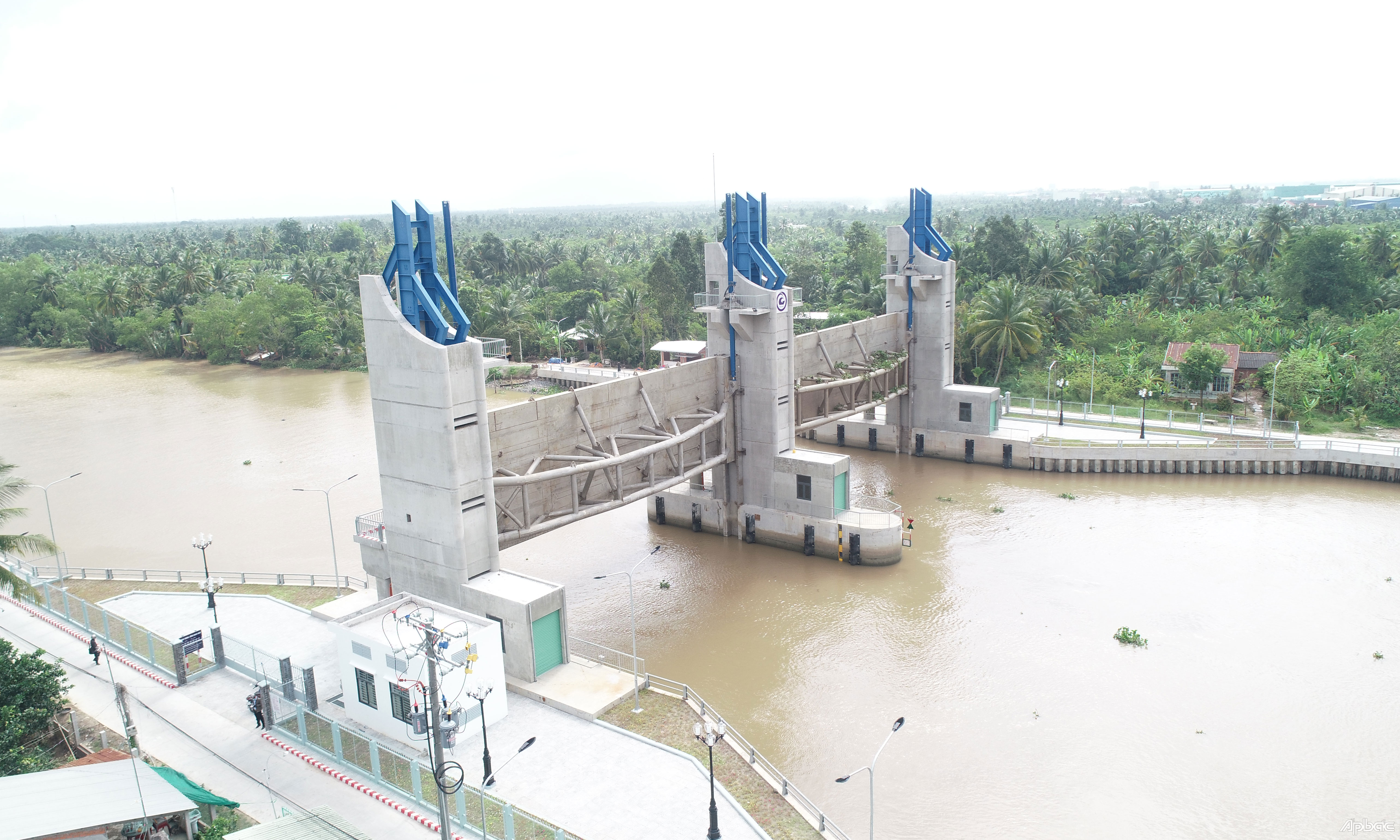 6 cống ngăn mặn tại đầu các kinh rạch ra sông Tiền trên đường tỉnh 864 giai đoạn 1 đã hoàn thành.