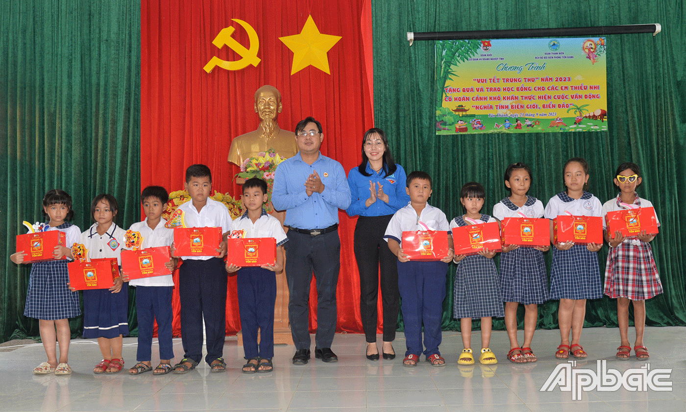 Trao quà trung thu cho các em.