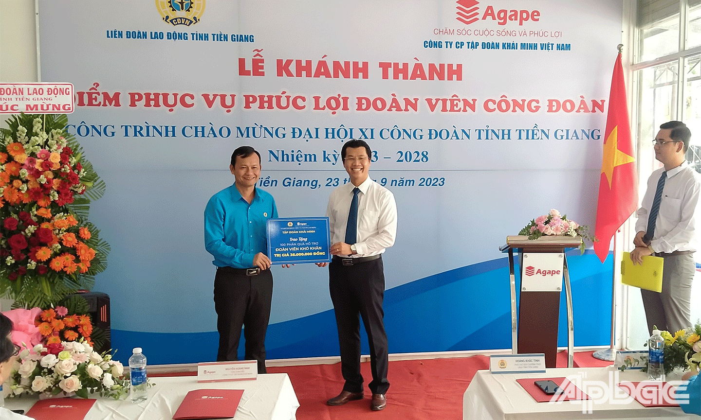 Phúc lợi Agape đã trao tặng 100 phần quà (360.000 đồng/phần), gồm những nhu yếu phẩm thiết yếu đến đoàn viên, người lao động có hoàn cảnh đặc biệt khó khăn.