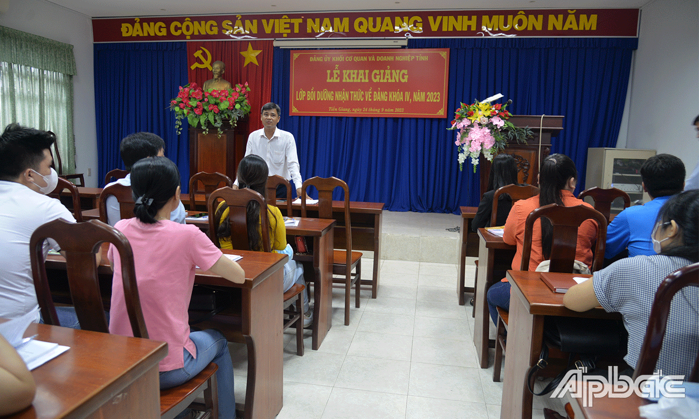 Bí thư Đảng uỷ Các khu công nghiệp tỉnh Trần Minh Diễn phát biểu tại lễ khai giảng.