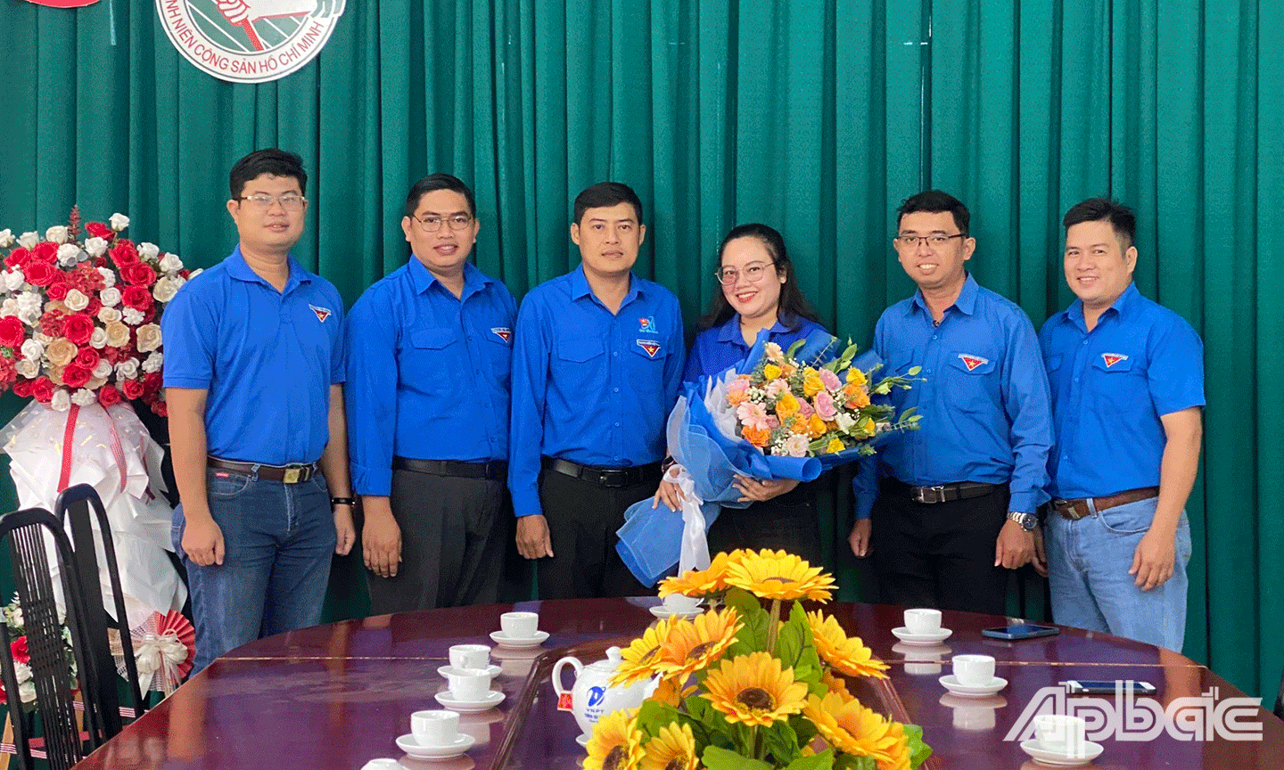 Đồng chí Nguyễn Quang Minh, Bí thư Tỉnh Đoàn Tiền Giang đã tặng hoa và quà chúc mừng, động viên Đoàn đại biểuĐoàn đại biểu tỉnh Tiền Giang tham dự Đại hội Thanh niên tiên tiến làm theo lời Bác toàn quốc lần thứ VII, năm 2023 
