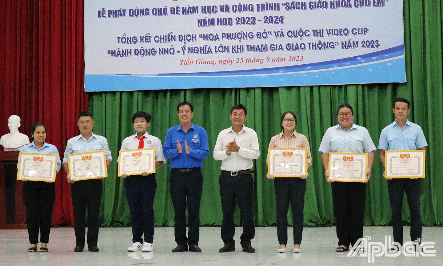 Trao giải cho 11 tập thể và 16 cá nhân trong Cuộc thi video clip “Hành động nhỏ - Ý nghĩa lớn khi tham gia giao thông” năm học 2022 – 2023. 