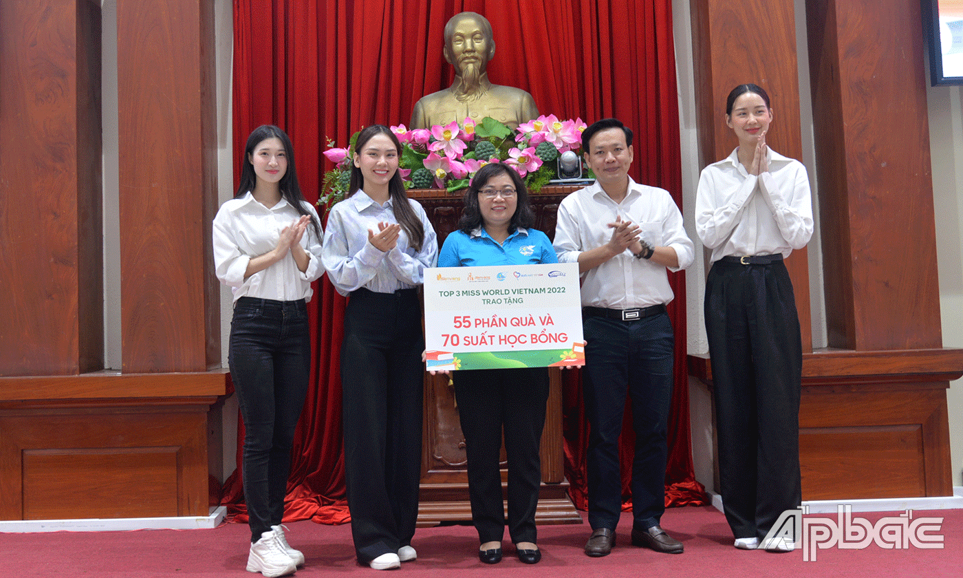 Đơn vị tài trợ trao bảng tượng trưng các phần quà cho Hội LHPN tỉnh.