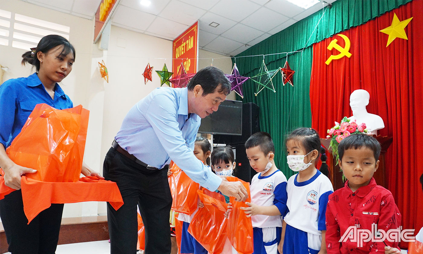 Phó Chủ tịch UBND huyện Gò Công Tây Nguyễn Thanh Tuấn trao quà cho các em thiếu nhi