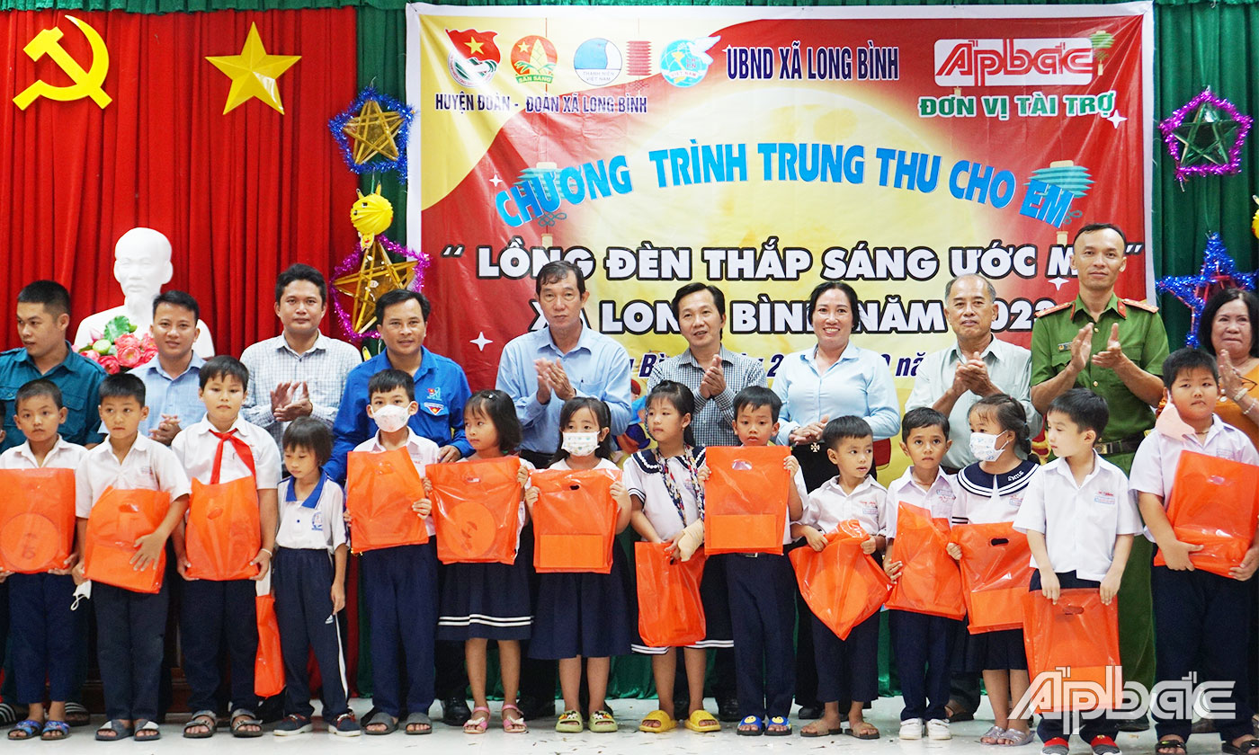 Các em thiếu nhi nhận quà trung thu từ chương trình
