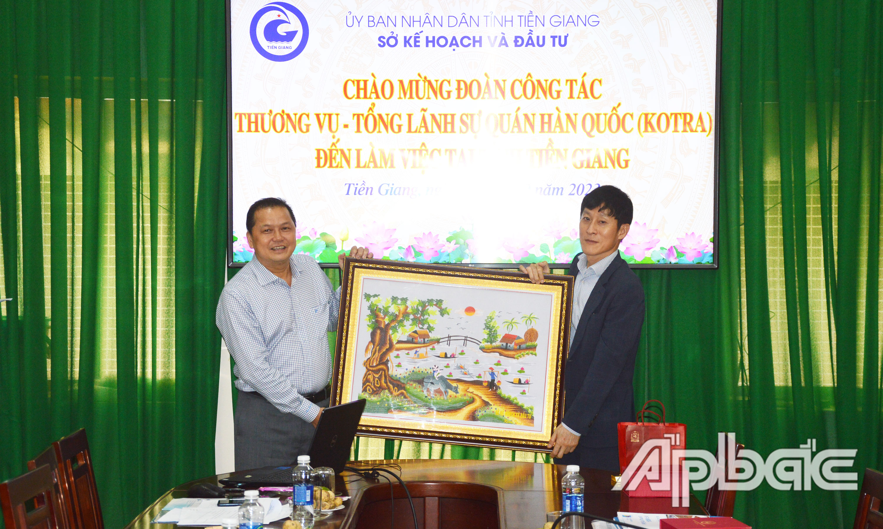 Đồng chí Nguyễn Đình Thông tặng quà lưu niệm cho KOTRA.