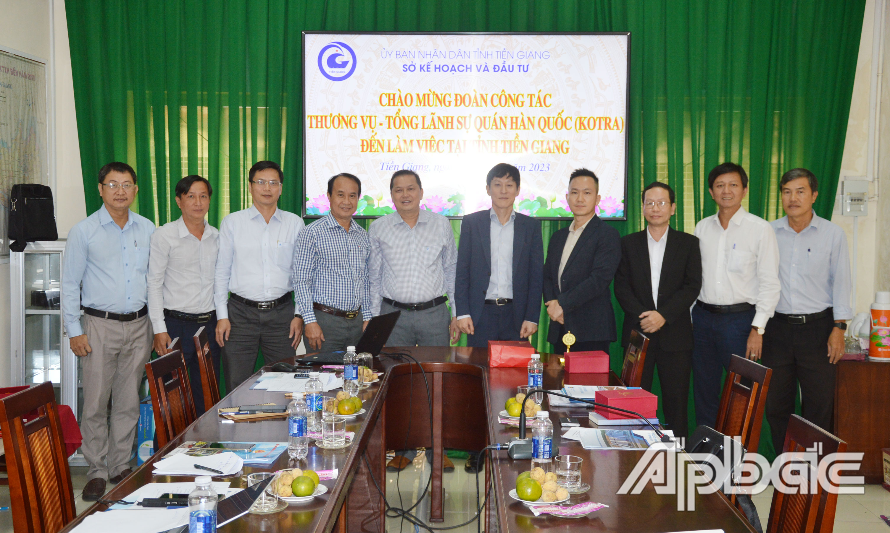 Các đại biểu chụp hình lưu niệm.