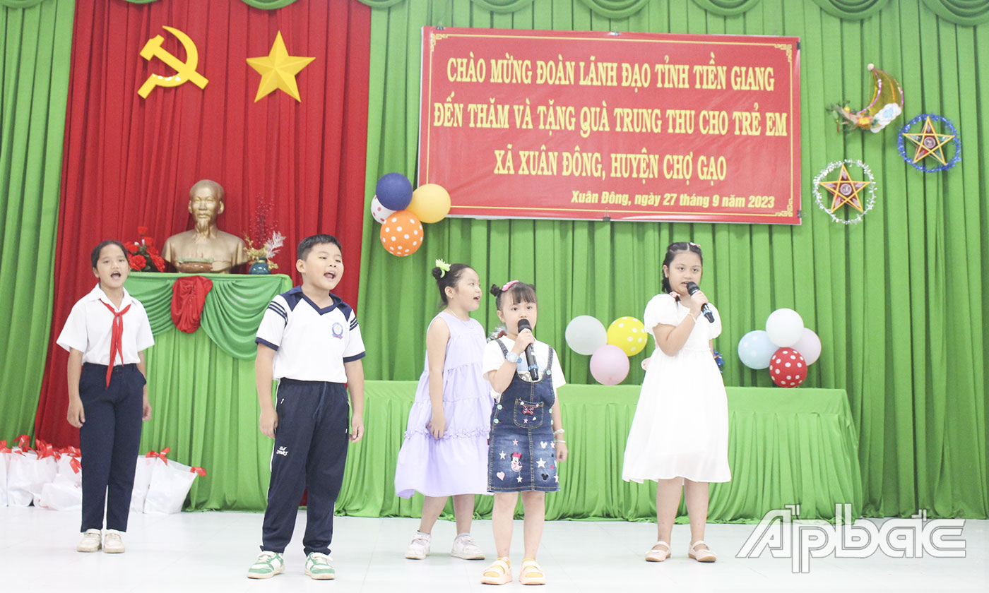 Các tiết mục văn nghệ được biểu diễn tại chương trình.