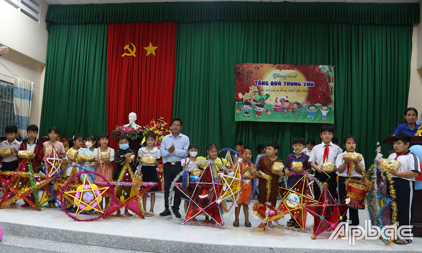 Trao thưởng cuộc thi lồng đèn.