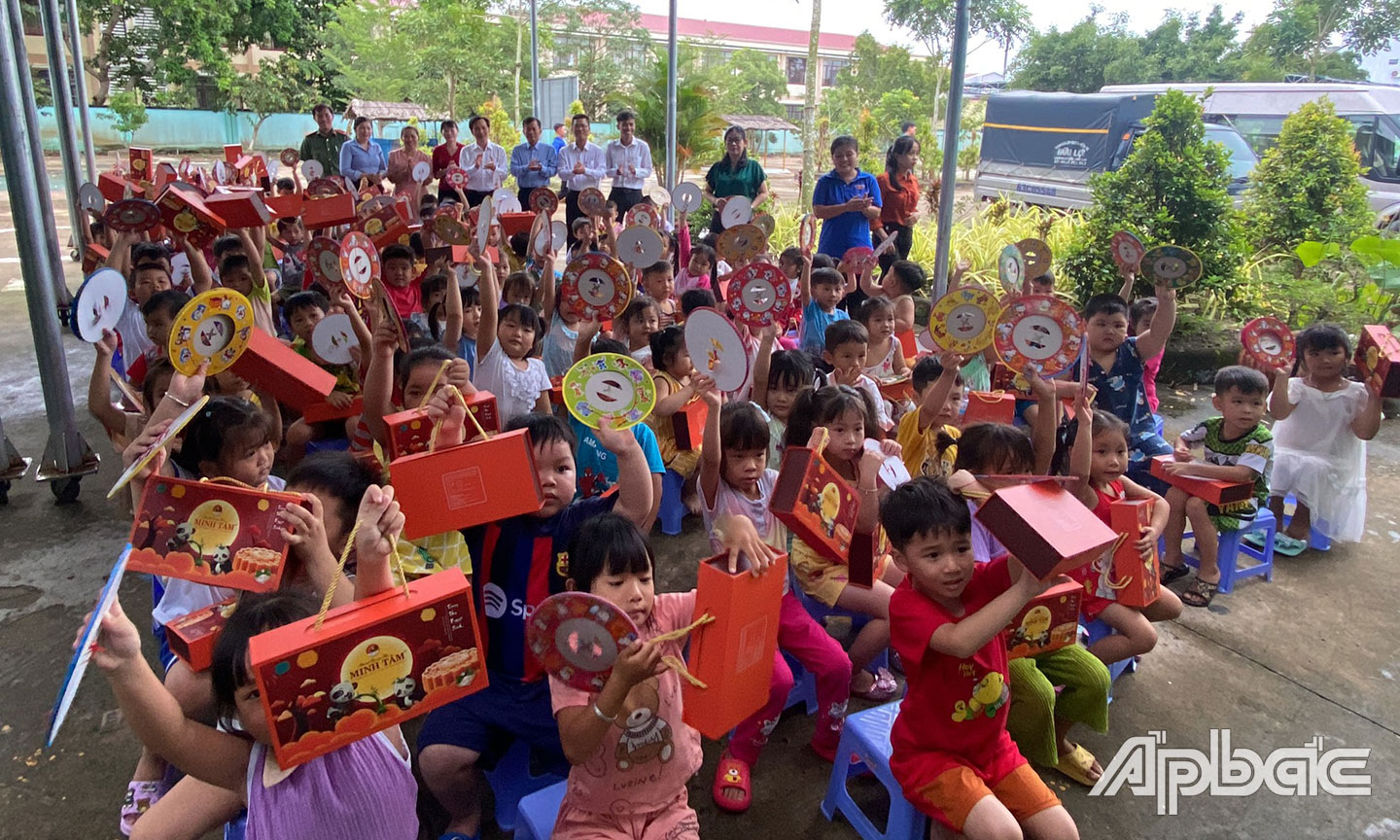 Trao quà Trung thu tại trường mầm non