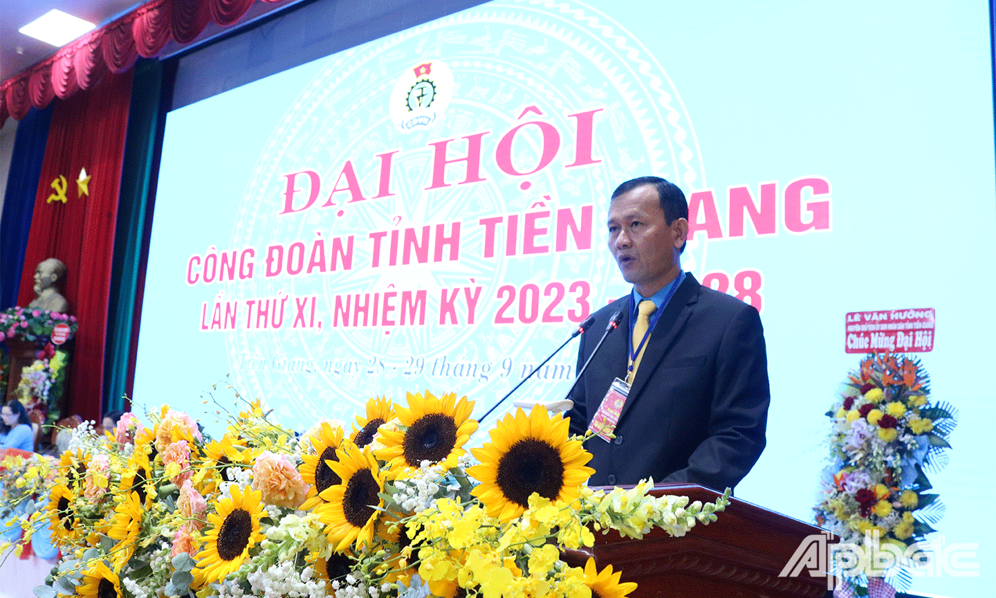 đ/c Hoàng Khắc Tinh thay mặt Đoàn Chủ tịch thông qua Chương trình và Quy chế làm việc của Đại hội