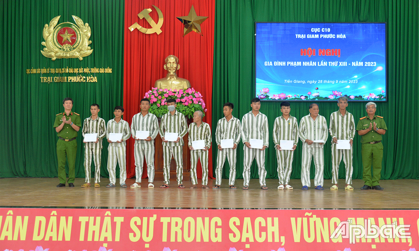 Tặng quà cho các phạm nhân có hoàn cảnh khó khăn.