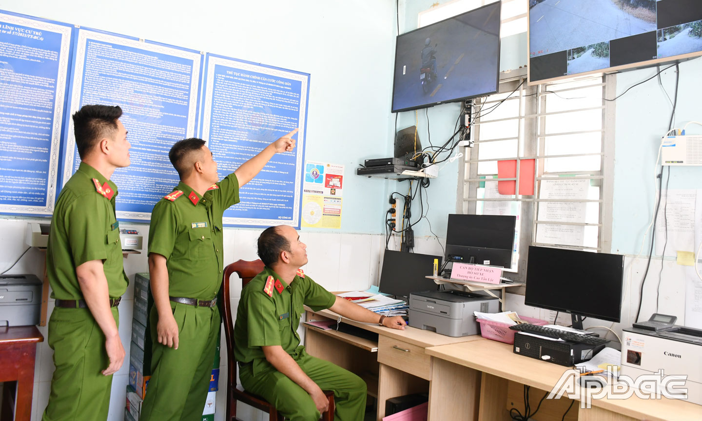 Công an xã Bình Ân, huyện Gò Công Đông kiểm tra, giám sát qua camera.                                                     Ảnh: ĐẶNG THANH