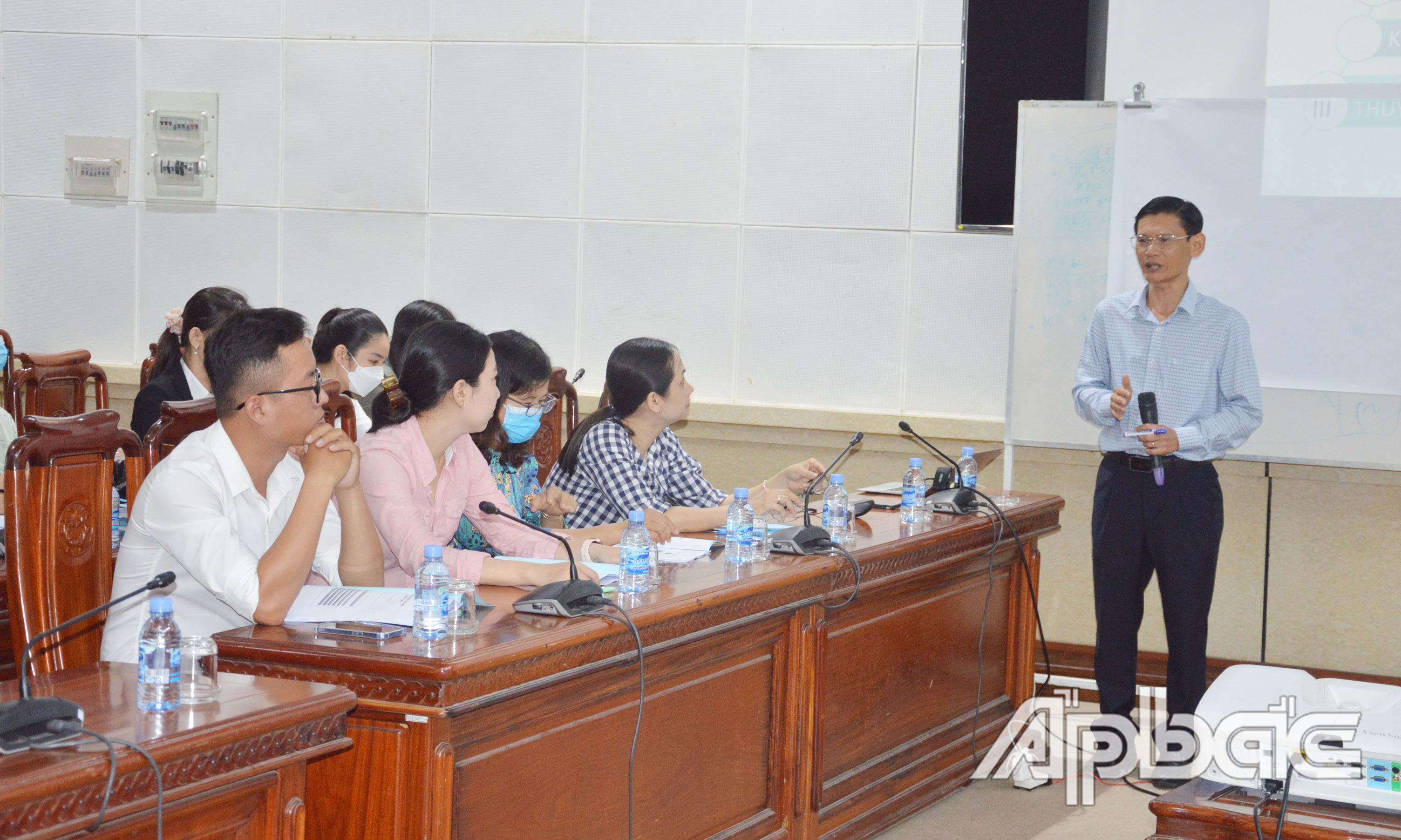 Tiến sĩ Huỳnh Thanh Điền - Trường Đại học Nguyễn Tất Thành chia sẻ tại Lớp tập huấn.