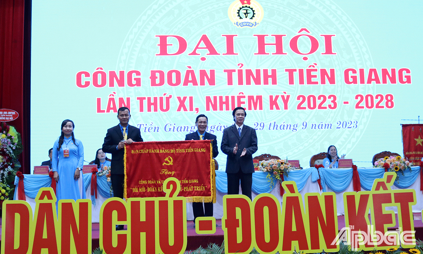 Ban Chấp hành Đảng bộ tỉnh Tiền Giang tặng Đại hội bức trướng với khẩu hiệu hành động “Đổi mới - Dân chủ - Đoàn kết - Phát triển”. 