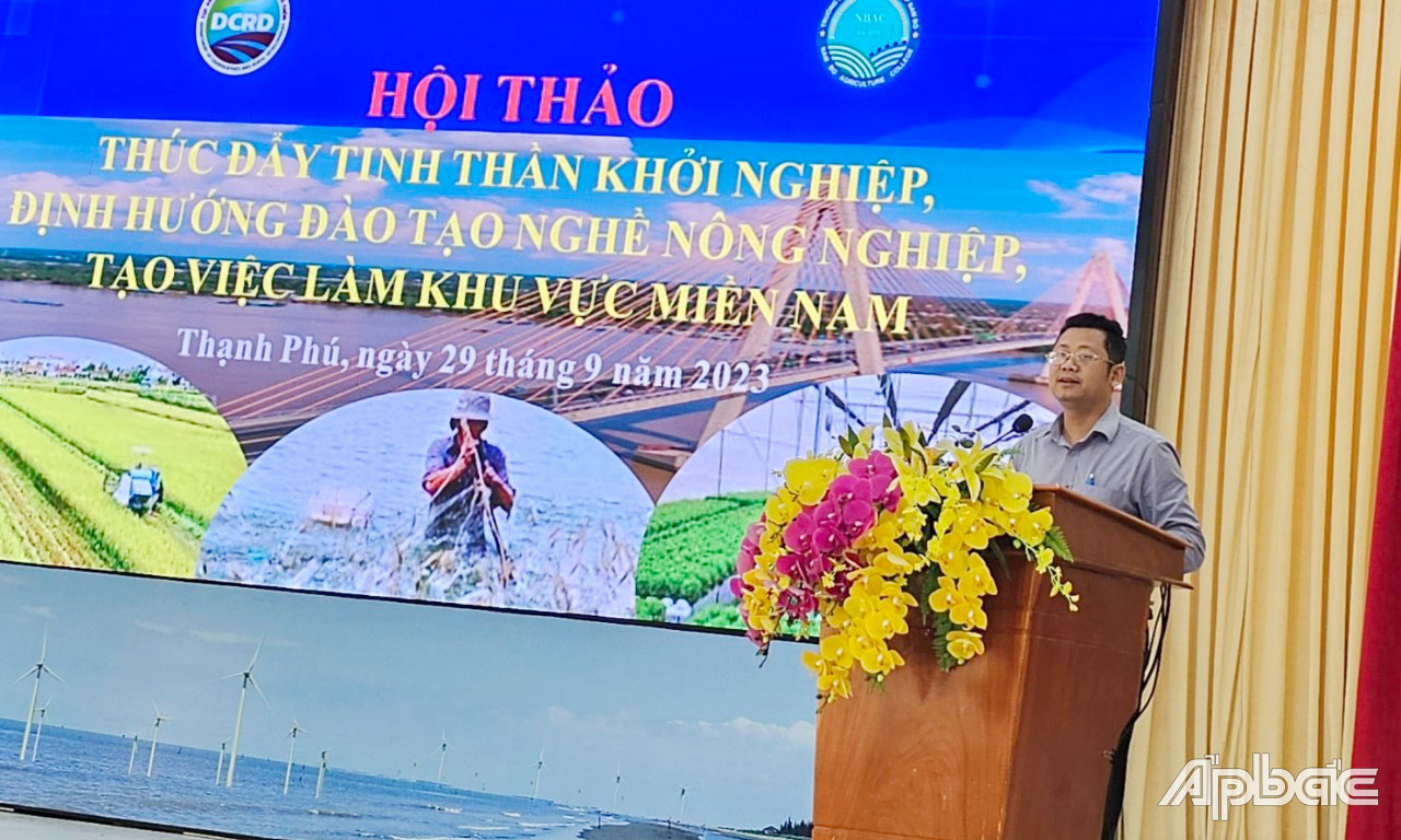 Các đại biểu phát biểu tại hội thảo. 