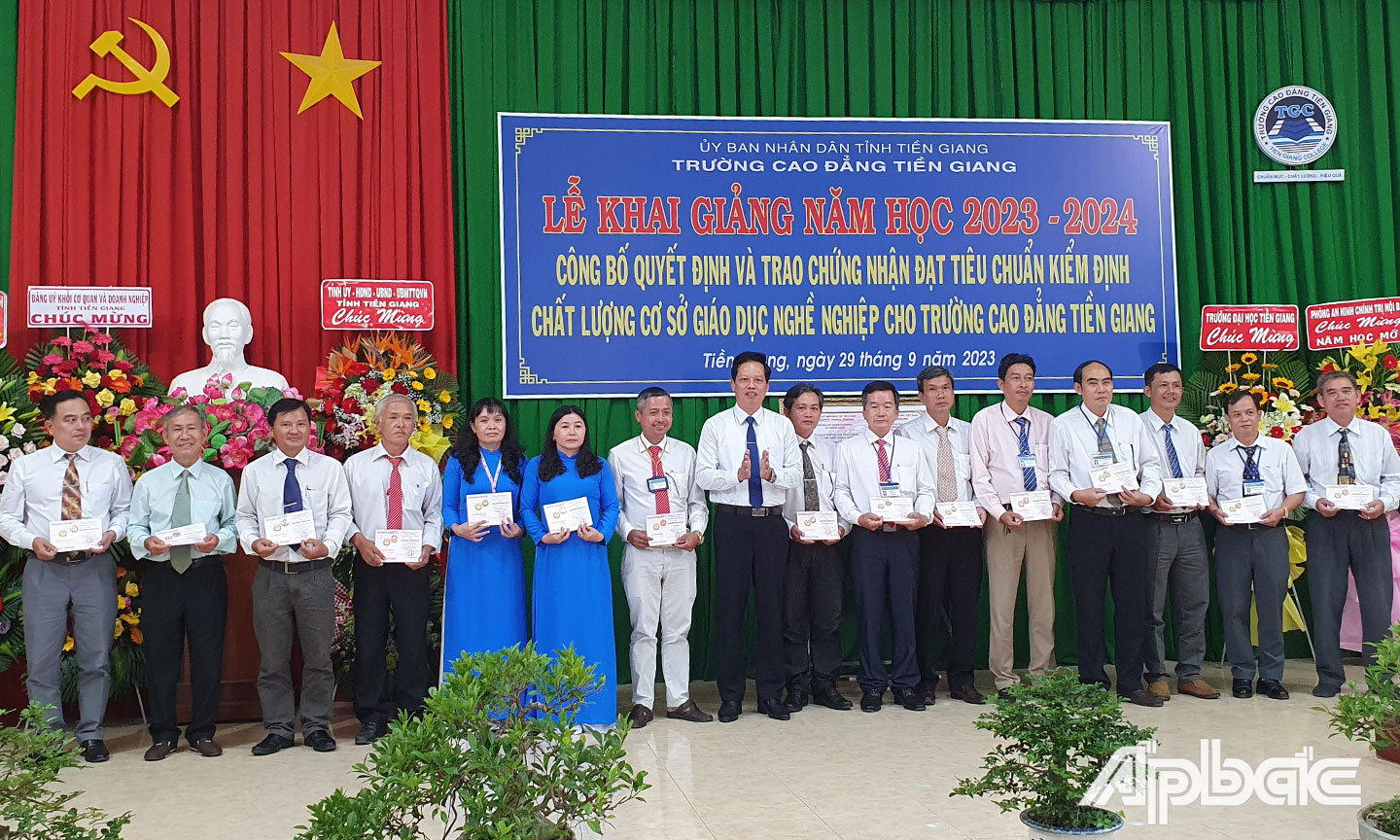 1.    Phó Chú tịch UBND Tỉnh Nguyễn Thành Diệu trao Kỷ niệm chương Vì sự nghiệp giáo dục cho cán bộ, giảng viên nhà trường.