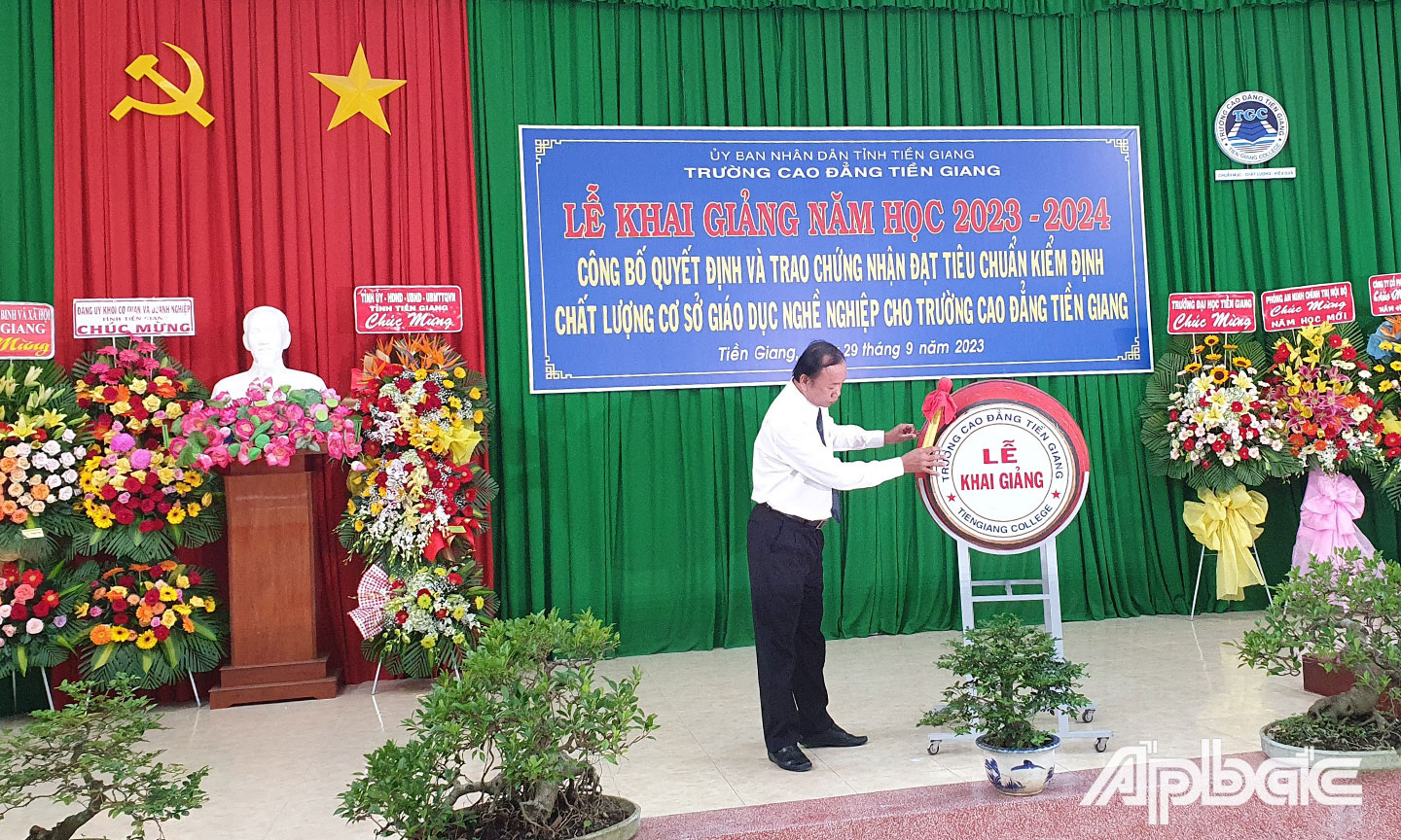 3.    Hiệu trưởng nhà trường đánh trống khai giảng năm học mới.