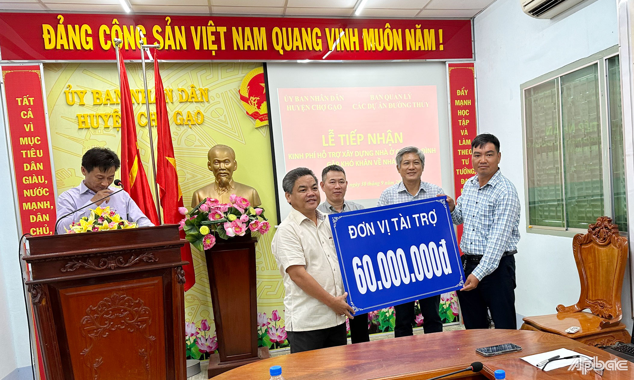 Lãnh đạo Ban Quản lý các dự án Đường thủy trao bảng tượng trưng cho đại diện UBND huyện Chợ Gạo.