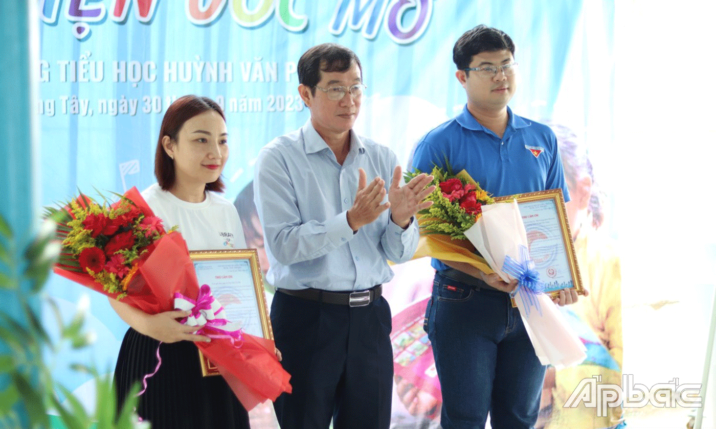 UBND huyện Gò Công Tây trao thư cảm ơn nhà tài trợ.