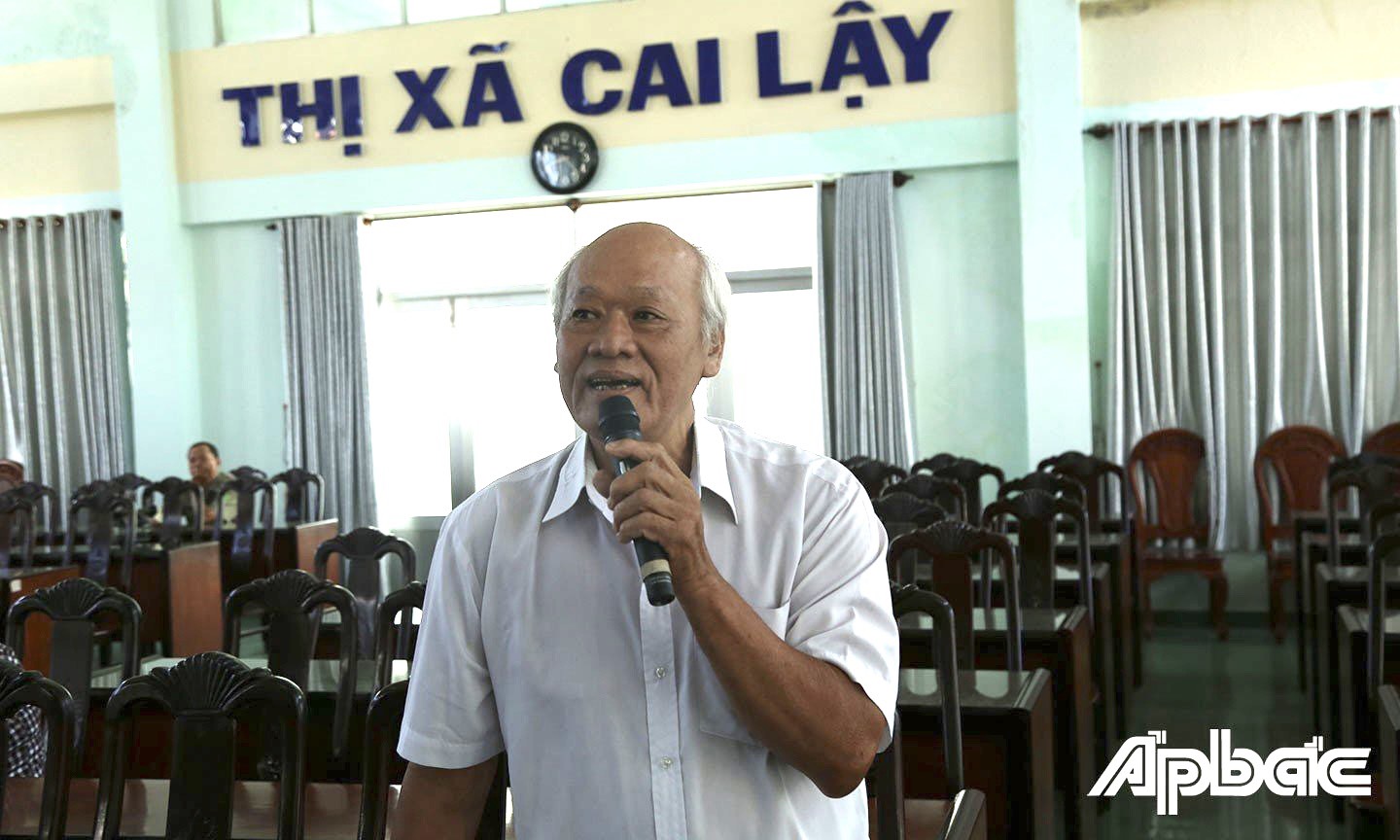 Cử tri TX.Cai Lậy phát biểu ý kiến tại buổi tiếp xúc