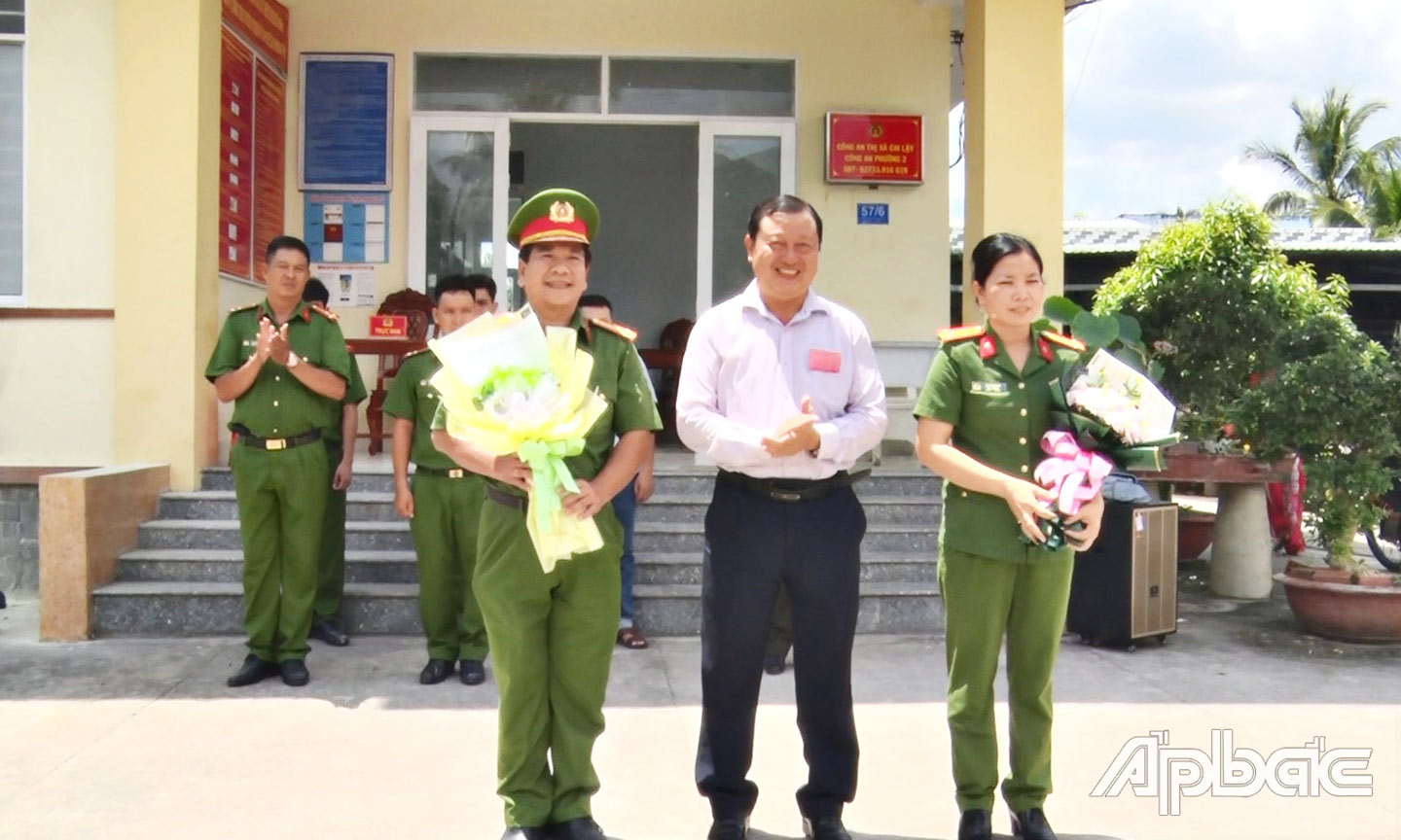 Đồng chí Phan Phùng Phú, UV.BTV Tỉnh ủy, Bí thư Thị ủy, Trưởng ban chỉ đạo diễn tập thị xã tặng hoa cho đội thực binh