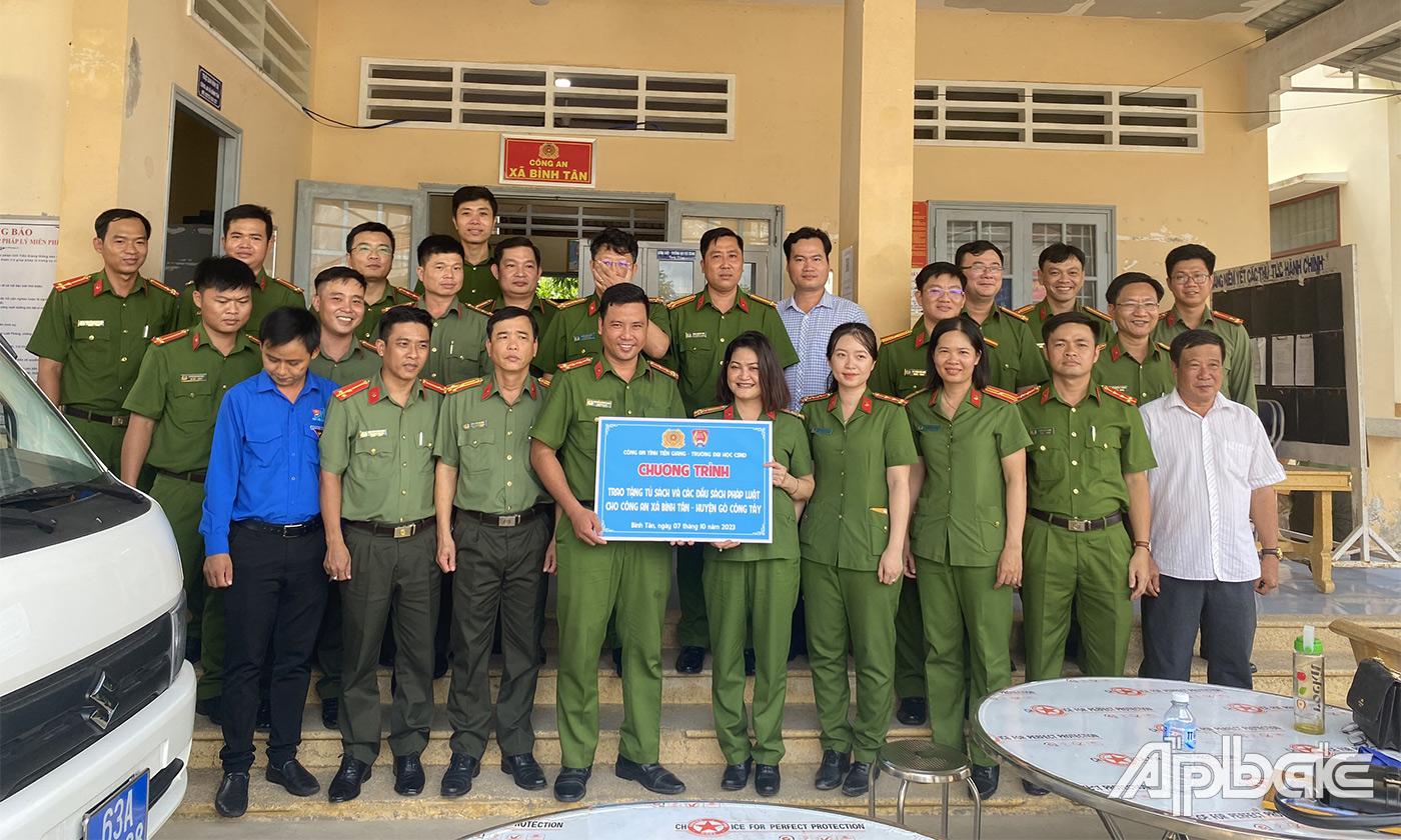 Trao tặng Tủ sách cho Công an xã Bình Tân