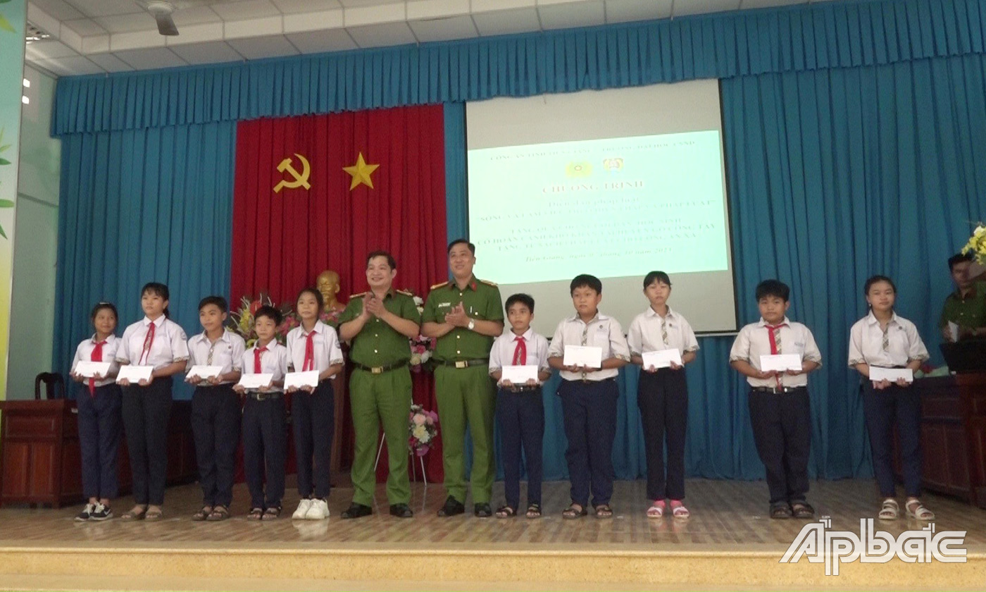 Tặng quà cho học sinh