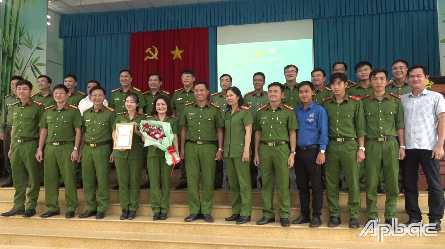 Công an huyện Gò Công Tây trao thư cảm ơn