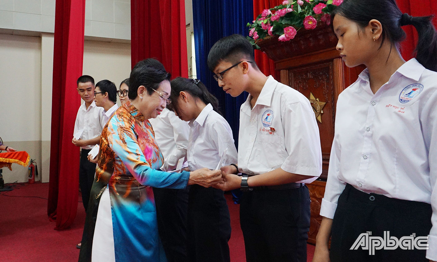 Đồng chí PGS.TS Trương Thị Hiền, Phó Chủ tịch Hội Khuyến học Việt Nam trao học bổng cho học sinh
