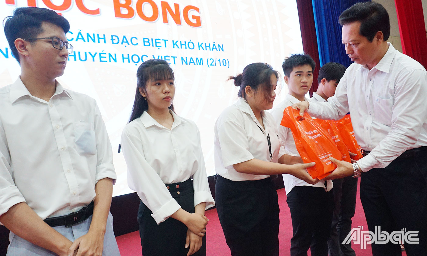 Đồng chí Nguyễn Thành Diệu, Phó Chủ tịch UBND tỉnh Tiền Giang trao học bổng cho học sinh