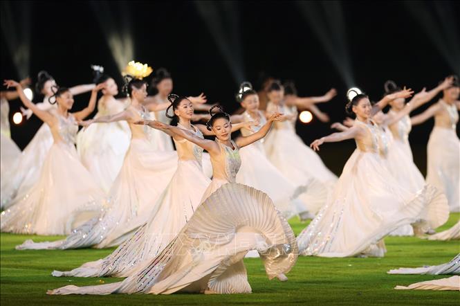 Các nghệ sĩ biểu diễn tại lễ bế mạc ASIAD 2023 trên sân vận động Olympic Hàng Châu tối 8/10/2023. Ảnh: THX/TTXVN