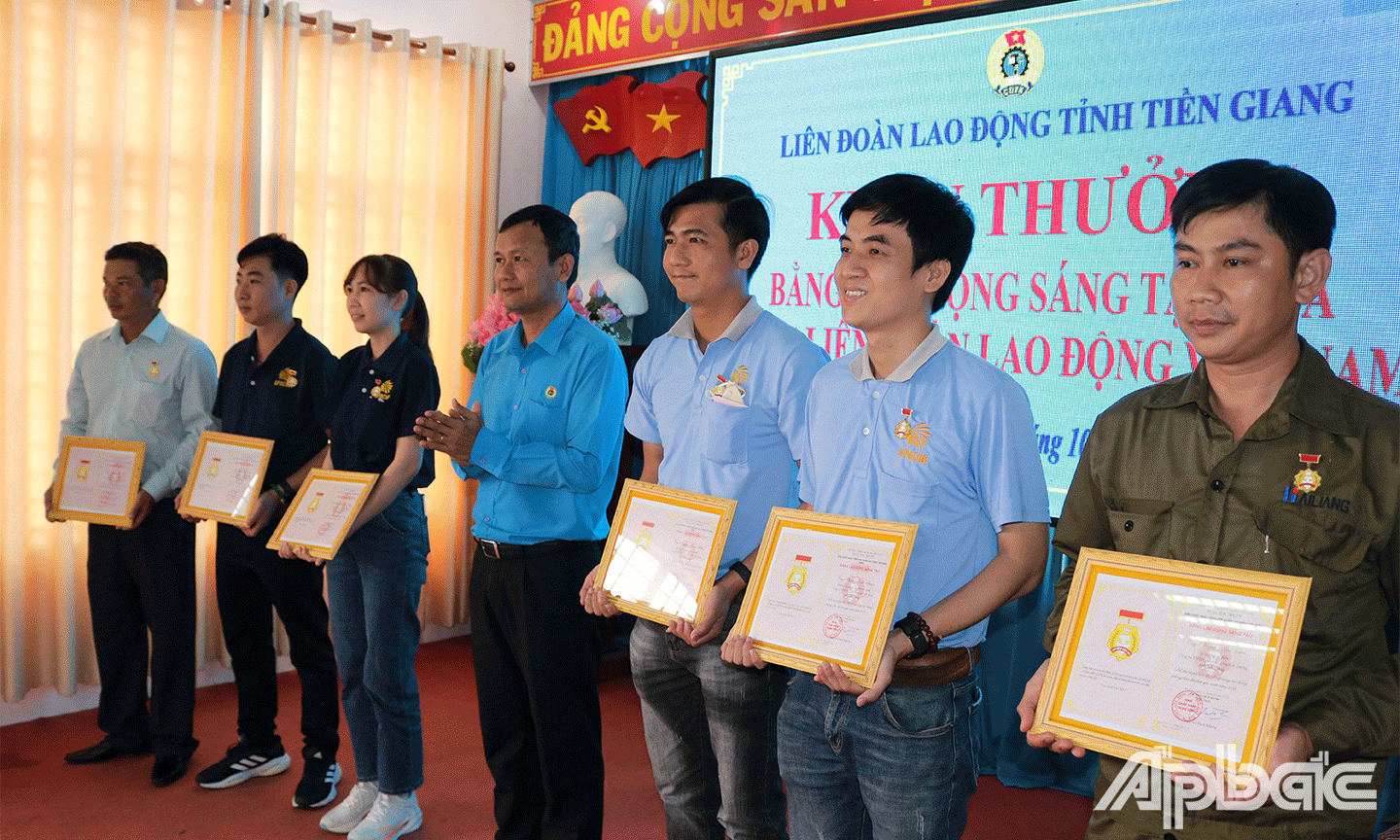tặng Bằng Lao động sáng tạo năm 2022 cho 18 CNVCLĐ có thành tích xuất sắc trong phong trào thi đua “Lao động giỏi, lao động sáng tạo”