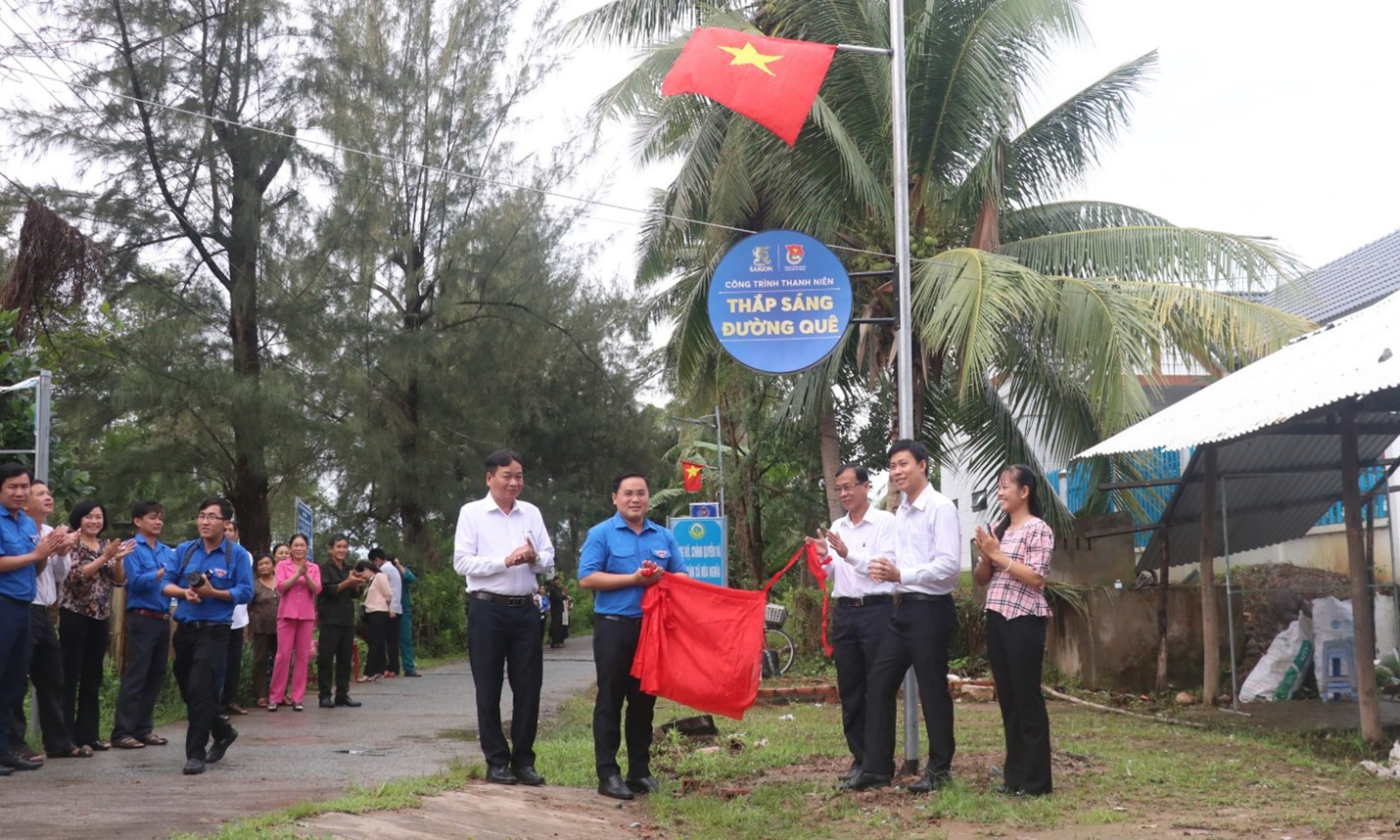 Khánh thành tuyến đường đèn năng lượng mặt trời Thắp sáng đường quê tại Bến Tre