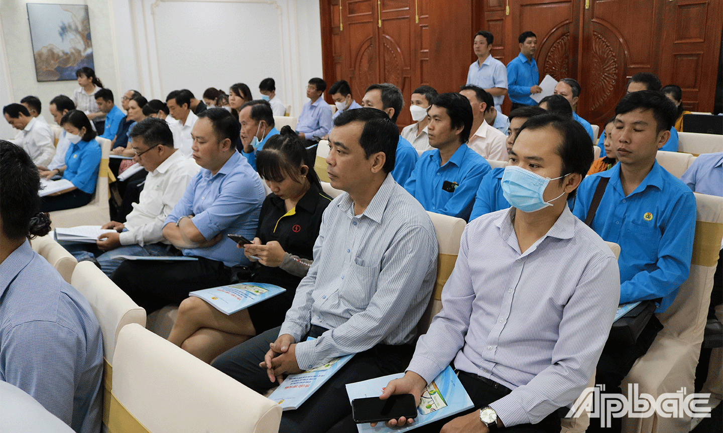 cán bộ Công đoàn cấp trên trực tiếp cơ sở, cán bộ Công đoàn cơ sở, cán bộ phụ trách công tác an toàn vệ sinh lao động, an toàn vệ sinh viên tại các đơn vị, doanh nghiệp trong tỉnh. 