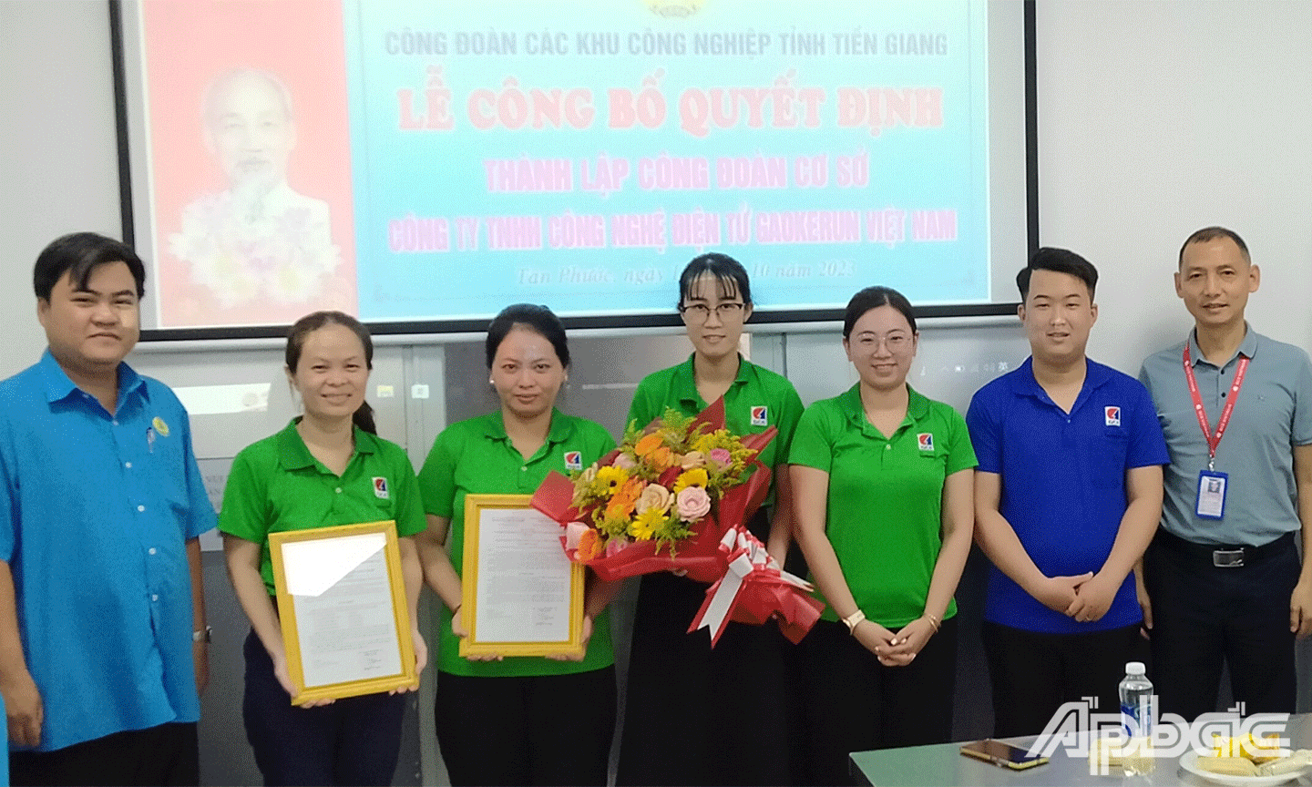 Lễ công bố quyết định thành lập Công đoàn cơ sở của công ty TNHH Công nghệ điện tử Gaokerun Việt Nam (khu công nghiệp Long Giang) 