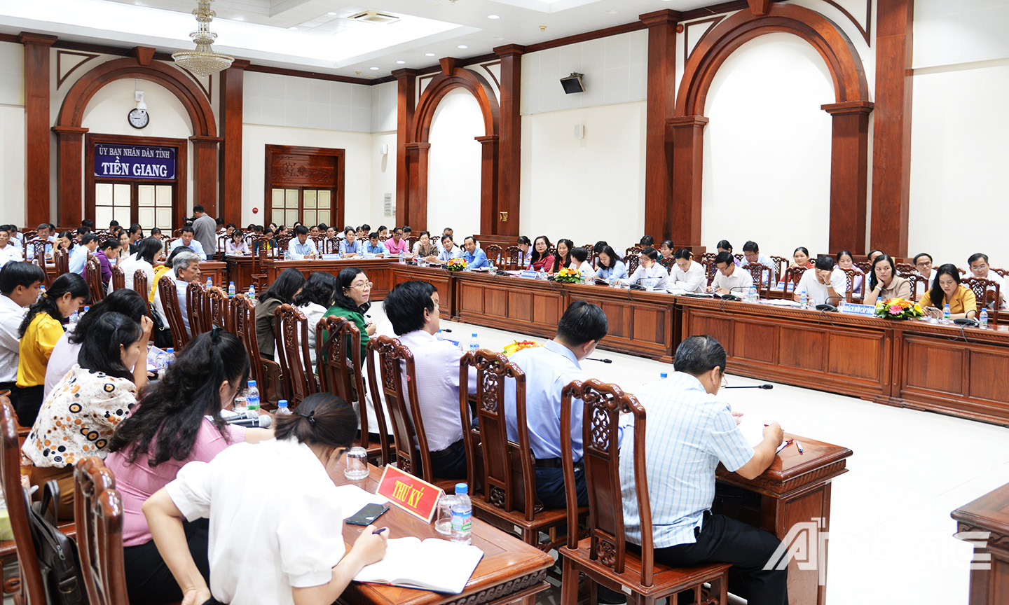 Các đại biểu làm việc tại tọa đàm.