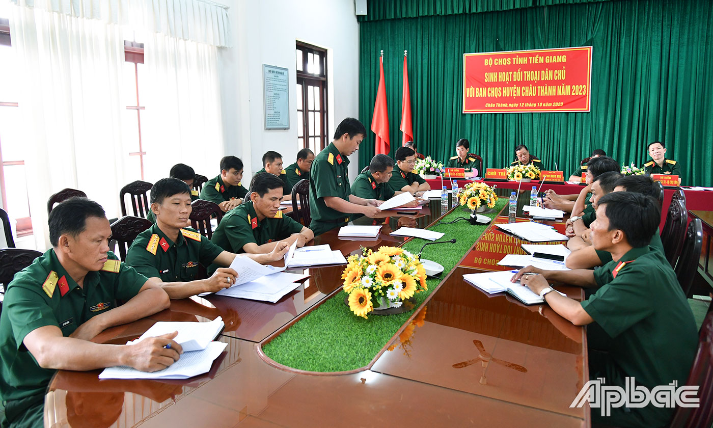 Quang cảnh buổi sinh hoạt đối thoại dân chủ. 