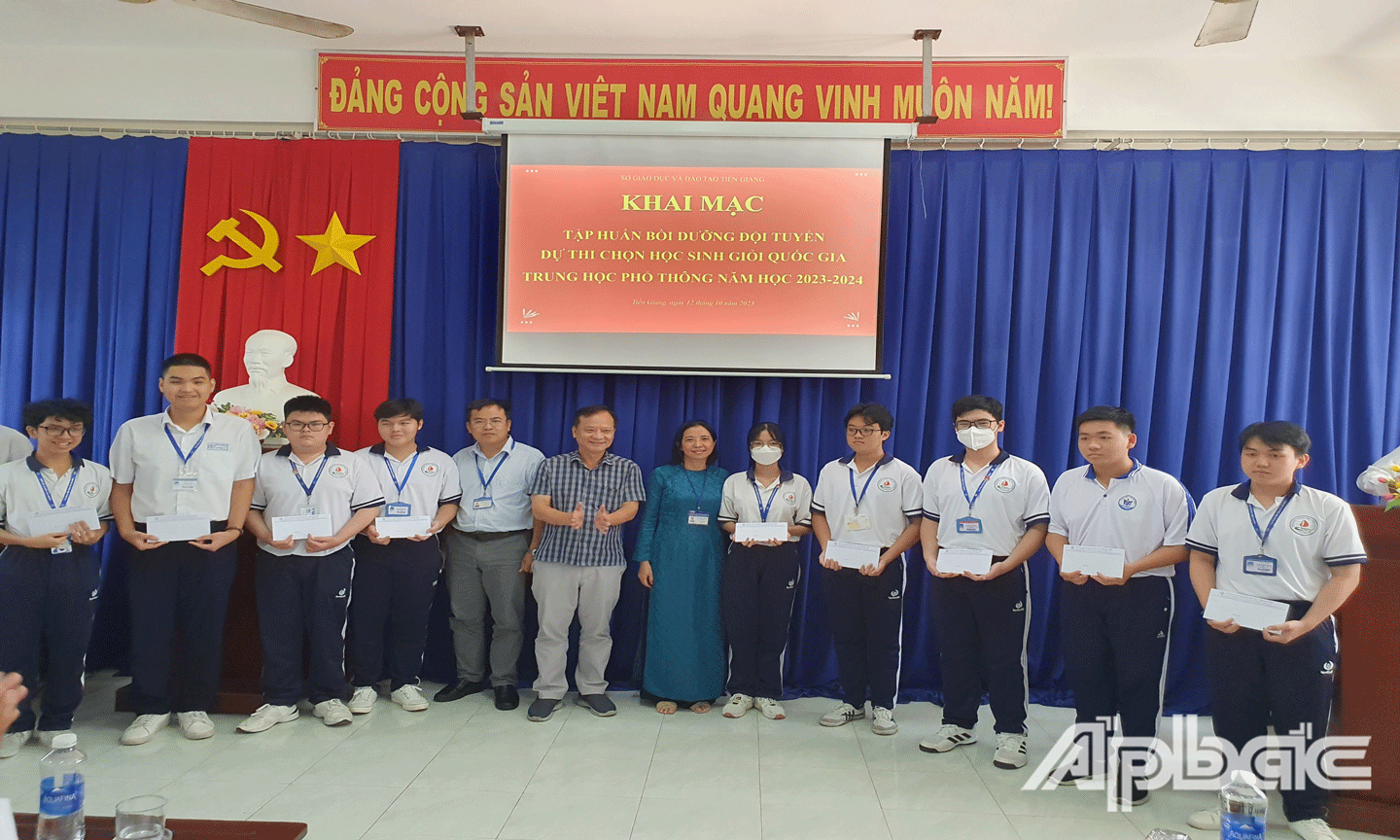 Tặng quà chúc mừng đội tuyển. 